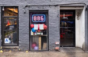 886